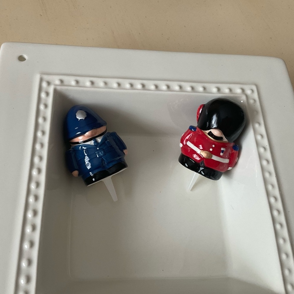 London Bobby or British Palace Guard Platter Decoration - Your Choice💂‍♂️